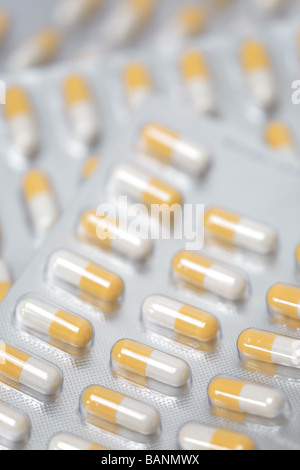 Bianco Giallo capsule Foto Stock
