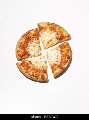 Formaggio a fette di pizza su sfondo bianco Foto Stock