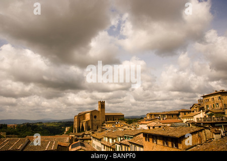 Ampio angolo di visualizzazione sul tetto delle antiche mura di Siena Italia e San Domenico cattedrale noto anche come Basilica Cateriniana Foto Stock