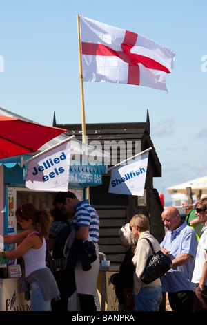 Trippers giorno in coda per acquistare pesce fresco da stallo in sole e spiaggia di Brighton. Foto Stock