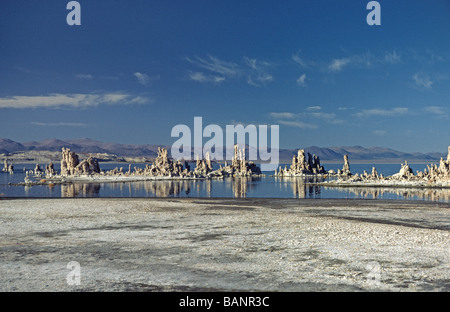 MONO Lago con il suo misterioso formazioni di tufo è diventato un National Scenic Area in 1984 Sierra orientale CALIFORNIA Foto Stock