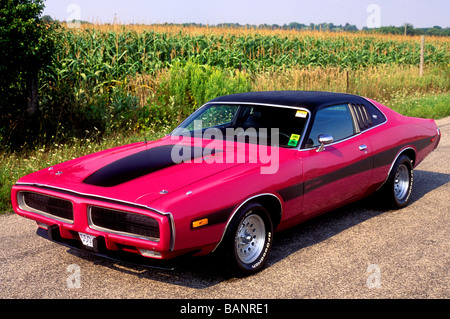 1973 caricatore Dodge se su marciapiede Foto Stock