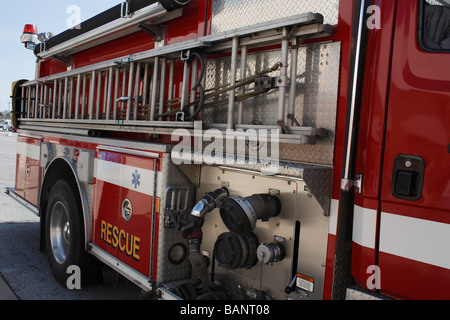 Camion rosso americano di soccorso antincendio con una scala in città foto foto foto foto foto foto grande ad alta risoluzione orizzontale negli Stati Uniti ad alta risoluzione Foto Stock
