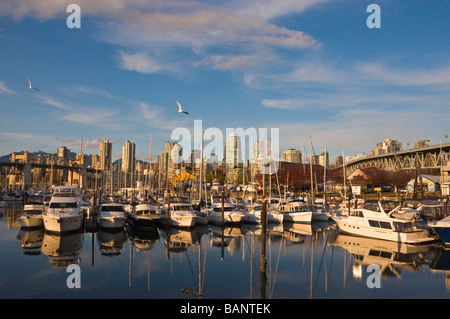 Vista del centro cittadino di Vancouver da Granville Island Foto Stock