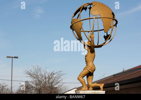 Atlas che regge il globo.la statua dell'atleta Globe Atlas Sculpture of Atlas che porta un globo in metallo laterale figura dell'uomo primo piano di nessuno ad alta risoluzione Foto Stock