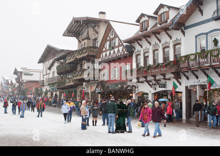 Per coloro che godono di fiere di strada, lo shopping e le feste di Natale in Leavenworth, una in stile bavarese città a tema in WA, Stati Uniti d'America. Foto Stock