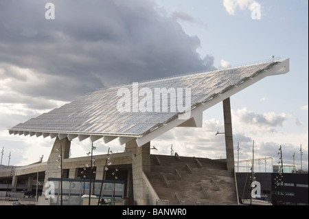 Pergola fotovoltaica Diagonal Mar Waterfront Barcellona Catalonia Spagna Foto Stock