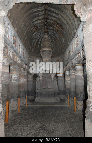 Grotte di Ajanta 19: Interni stupa con statua di Budda e triple ombrello o harmika Aurangabad, Maharashtra, India. Foto Stock