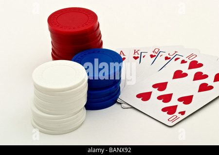 Vincere a poker mano accanto a tre pile di poker chips Foto Stock