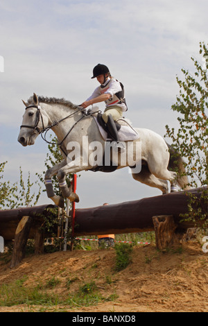 Cavaliere a cavallo salta un recinto durante tre giorni di eventing concorrenza a Mosca, Russia Foto Stock