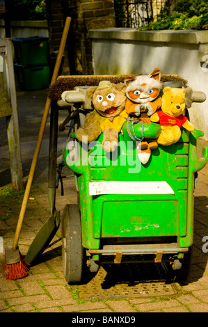 Una street sweeper carrello polvere, decorata con salvato, abbandonato bodies. Visto in una strada residenziale di Highgate,North London Foto Stock