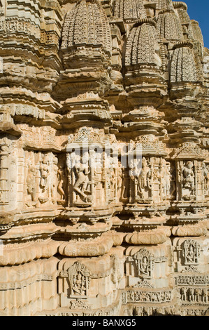 La scultura scolpita su di un tempio, Samadhisvara tempio, Chittorgarh Fort, Chittorgarh, Rajasthan, India Foto Stock