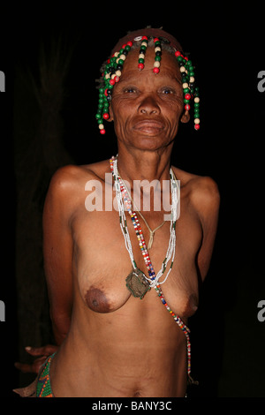 Ritratto di sambuco Hei / Omn Bushwoman indossando Bead Head Dress prese a Treesleeper Camp, Namibia, Africa Foto Stock