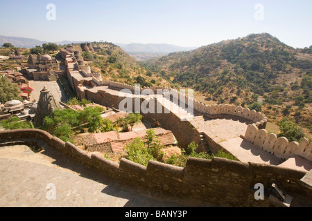 Tempio di un fort Kumbhalgarh Fort, Udaipur, Rajasthan, India Foto Stock