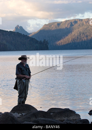 Vecchio uomo solitario pescatore a mosca la pesca sul lago st clair tasmania australia Foto Stock