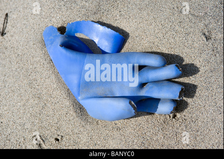 Disprezzare il punto blu vecchi guanto Wellington sabbia e ciottoli sulla spiaggia Foto Stock