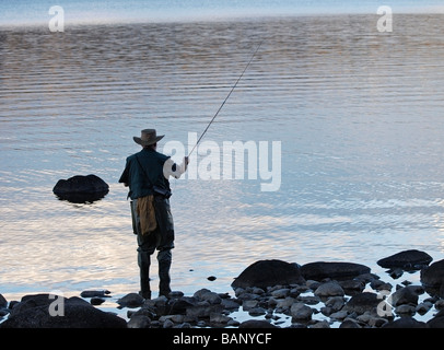 I vecchi lone maschio pescatore a mosca la pesca sul lago di santa chiara tasmania australia Foto Stock