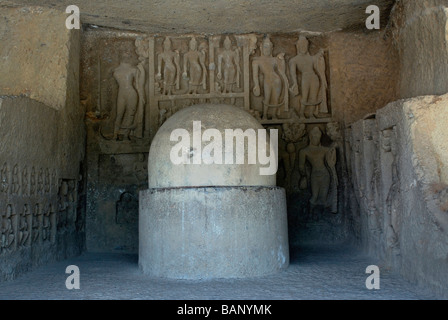 Kanheri caves (Mumbai) grotta n. 2c. Stupa con harmika mancanti con statua di Budda figure sulla parete posteriore. Foto Stock