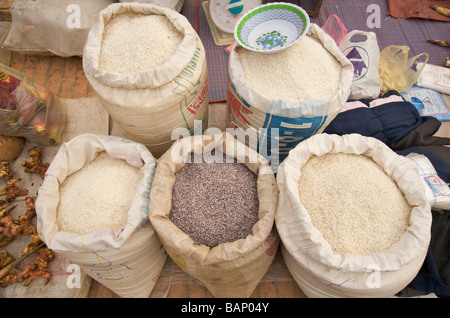 Sacchi di riso nel quotidiano mercato alimentare di Luang Prabang Laos Foto Stock