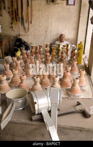 L'Arabo in ceramica che viene fabbricato su una strada laterale a Doha Foto Stock