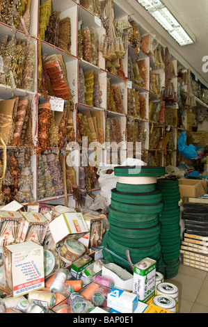 Merceria shop interno in Qatar Doha con una panoplia di oggetti in vendita nel centro storico della città Foto Stock