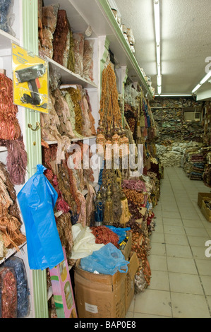 Merceria shop interno in Qatar Doha con una panoplia di oggetti in vendita nel centro storico della città Foto Stock