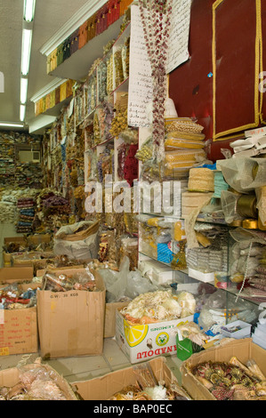 Merceria shop interno in Qatar Doha con una panoplia di oggetti in vendita nel centro storico della città Foto Stock