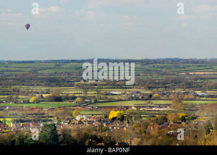 Pallone aerostatico sul Chiltern Hills campagna nei pressi di Aylesbury e Aston Clinton Inghilterra REGNO UNITO Foto Stock
