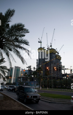 Edifici finanziari al tramonto sulla corniche a Doha in Qatar Foto Stock