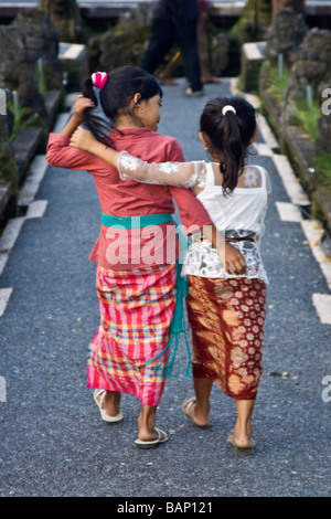 Il Twi bambina amici al tempio in Ubud Bali Indonesia Foto Stock