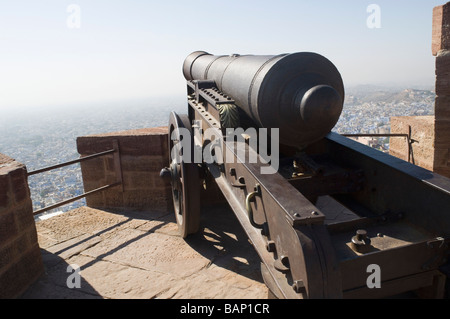 Il vecchio cannone in una fortezza, Forte Mehrangarh, Jodhpur, Rajasthan, India Foto Stock