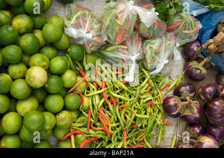 I peperoncini freschi e limette in vendita a Luang Prabang, Laos di mercato Foto Stock