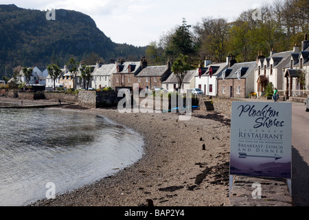 Plockton, un pittoresco altopiano lochside village. Una riparata baia scozzese con stupende vedute Loch Carron, Wester Ross, Scotland, Regno Unito Foto Stock