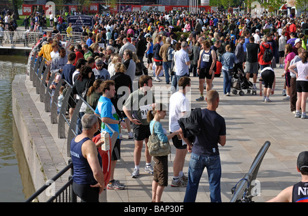 Persone assemblato prima 2009 Shakespeare della Maratona e della mezza maratona, REGNO UNITO Foto Stock