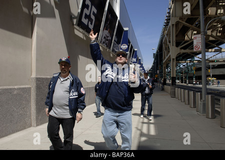 I fan di arrivare per la casa che per l'assolcatore presso il nuovo Yankee Stadium di New York borough del Bronx Foto Stock