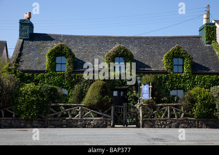 Tradizionale Scottish Croft; cottage costruito in pietra coperto di verde edera a Broadford, Isola di Skye nelle Highlands Scozia, Foto Stock