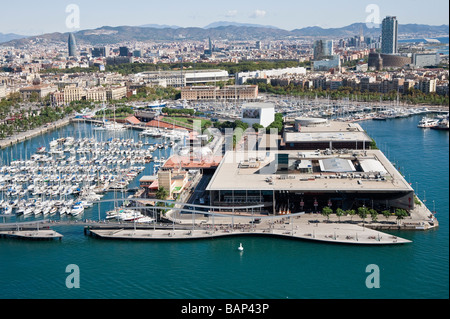 Barcelona Port Vell Maremagnum il centro commerciale e la Rambla de Mar passerella Catalogna Spagna Foto Stock