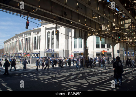 I fan di arrivare per la casa che per l'assolcatore presso il nuovo Yankee Stadium di New York borough Bronx Foto Stock
