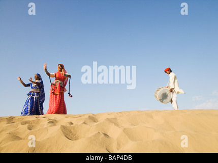 Gli artisti interpreti o esecutori di eseguire in un deserto deserto di Thar, Jaisalmer, Rajasthan, India Foto Stock