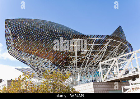 Scultura di pesce Pez y Esfera di Frank Gehry Barceloneta Beach Barcellona Catalonia Spagna Foto Stock