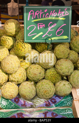 Carciofi freschi per la vendita su un mercato francese stallo in Norwich, Norfolk, Regno Unito Foto Stock