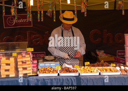 Fudge,cioccolato e caramelle per la vendita su un mercato in stallo Norwich, Norfolk, Regno Unito Foto Stock