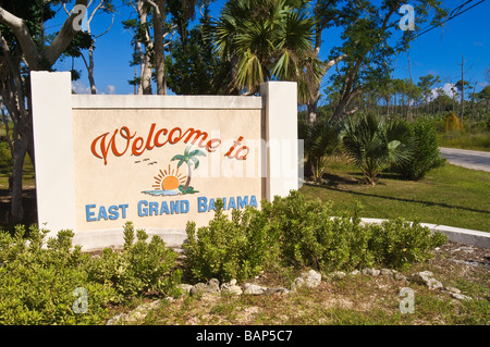 Cartello di benvenuto nel quartiere East Grand Bahama, High Rock, Bahamas. Foto Stock