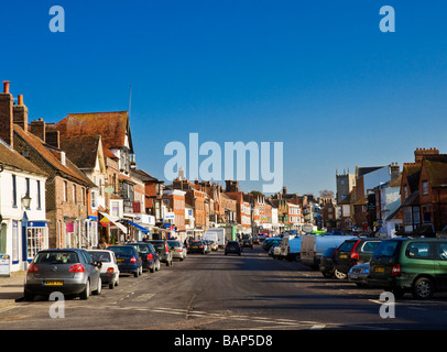 La High Street la più ampia in Inghilterra nel tipico inglese città mercato di Marlborough Wiltshire, Inghilterra REGNO UNITO Foto Stock