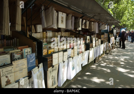 Edicole sulla riva sinistra della Senna, Parigi, Francia Foto Stock