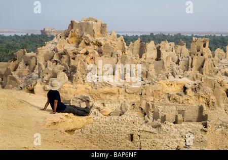 Siwa, Oasi di Siwa, Egitto; Uomo affacciato sulla fortezza di Shali Foto Stock