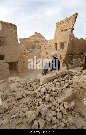 Siwa, Oasi di Siwa, Egitto; Uomo affacciato sulla fortezza di Shali Foto Stock