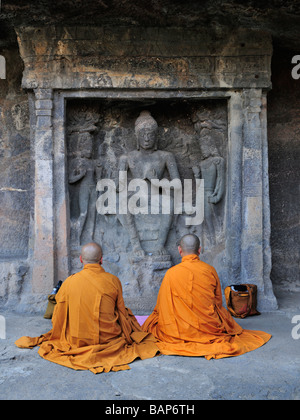 I monaci la preghiera le grotte di Ajanta Foto Stock