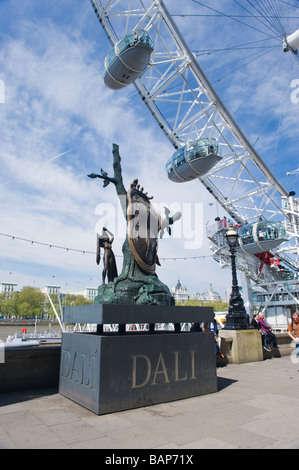 Banca del Sud , Londra , rappresentazione di metallo scultura in bronzo di Dali dal Millennium Wheel , London Eye o ruota panoramica Ferris Foto Stock