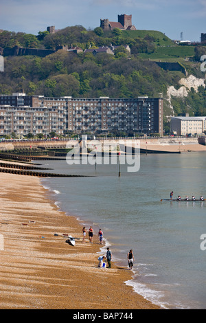 Lungomare di Dover e del Castello Foto Stock